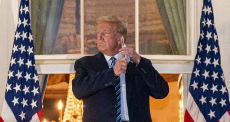 Ο Τραμπ επέστρεψε στον Λευκό Οίκο και έβγαλε επιδεικτικά τη μάσκα του | Οργή μετά το νέο σόου