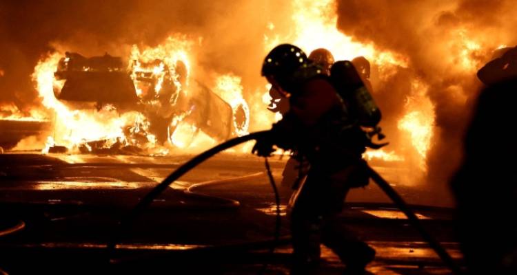 &Gamma;&alpha;&lambda;&lambda;ί&alpha;: &Delta;&epsilon;ύ&tau;&epsilon;&rho;&eta; &nu;ύ&chi;&tau;&alpha; &tau;&alpha;&rho;&alpha;&chi;ώ&nu; &mu;&epsilon;&tau;ά &tau;&eta; &delta;&omicron;&lambda;&omicron;&phi;&omicron;&nu;ί&alpha; &epsilon;&phi;ή&beta;&omicron;&upsilon; &alpha;&pi;ό &alpha;&sigma;&tau;&upsilon;&nu;&omicron;&mu;&iota;&kappa;ό &ndash; &Nu;έ&alpha; &delta;&iota;&alpha;&delta;ή&lambda;&omega;&sigma;&eta; &sigma;ή&mu;&epsilon;&rho;&alpha;