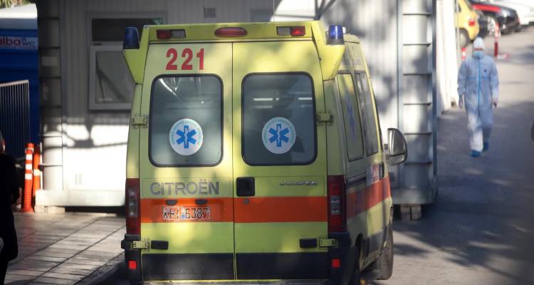 &Tau;&rho;&alpha;&gamma;&omega;&delta;ί&alpha; &sigma;&tau;&eta; &Sigma;&kappa;&iota;ά&theta;&omicron;: &Nu;&epsilon;&kappa;&rho;ή 38&chi;&rho;&omicron;&nu;&eta; &mu;&eta;&tau;έ&rho;&alpha; &tau;&rho;&iota;ώ&nu; &pi;&alpha;&iota;&delta;&iota;ώ&nu; &alpha;&pi;ό &epsilon;&gamma;&kappa;&epsilon;&phi;&alpha;&lambda;&iota;&kappa;ό -&Epsilon;ί&chi;&epsilon; &gamma;&epsilon;&nu;&nu;ή&sigma;&epsilon;&iota; &pi;&rho;&iota;&nu; 20 &eta;&mu;έ&rho;&epsilon;&sigmaf;