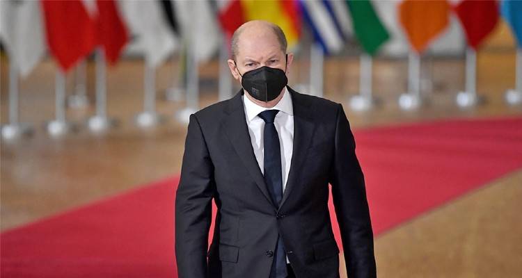 Εισβολή στην Ουκρανία - Ο Σολτς ανακοίνωσε εξοπλισμούς μαμούθ 100 δις ευρώ