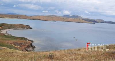 &Lambda;ή&mu;&nu;&omicron;&sigmaf;: &Omicron; &laquo;&Tau;&upsilon;&phi;ώ&nu;&alpha;&sigmaf;&raquo; &laquo;&chi;&tau;ύ&pi;&eta;&sigma;&epsilon;&raquo; &sigma;ή&mu;&epsilon;&rho;&alpha; &sigma;&tau;&omicron;&nu; &Epsilon;&beta;&gamma;ά&tau;&eta; (photos)