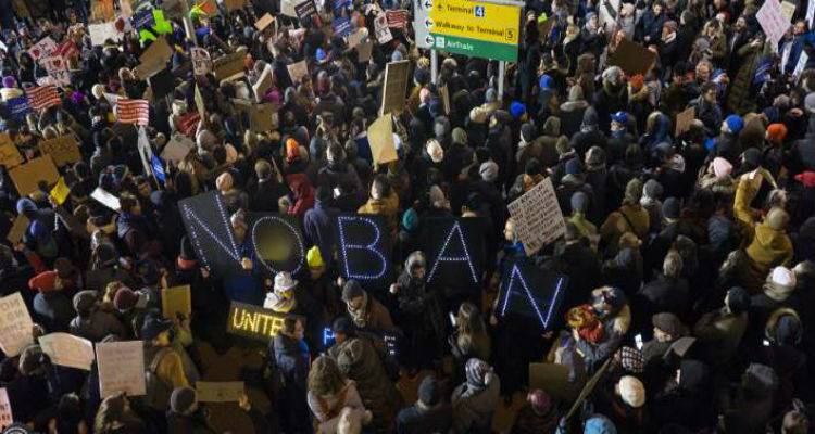 &Delta;&iota;&kappa;&alpha;&sigma;&tau;ή&sigmaf; &laquo;&mu;&pi;&lambda;ό&kappa;&alpha;&rho;&epsilon;&raquo; &tau;&omicron; &delta;&iota;ά&tau;&alpha;&gamma;&mu;&alpha; &Tau;&rho;&alpha;&mu;&pi; &gamma;&iota;&alpha; &tau;&omicron;&upsilon;&sigmaf; &mu;&epsilon;&tau;&alpha;&nu;ά&sigma;&tau;&epsilon;&sigmaf; -&Chi;ά&omicron;&sigmaf; &kappa;&alpha;&iota; &kappa;&alpha;&tau;&alpha;&kappa;&rho;&alpha;&upsilon;&gamma;ή (photos)