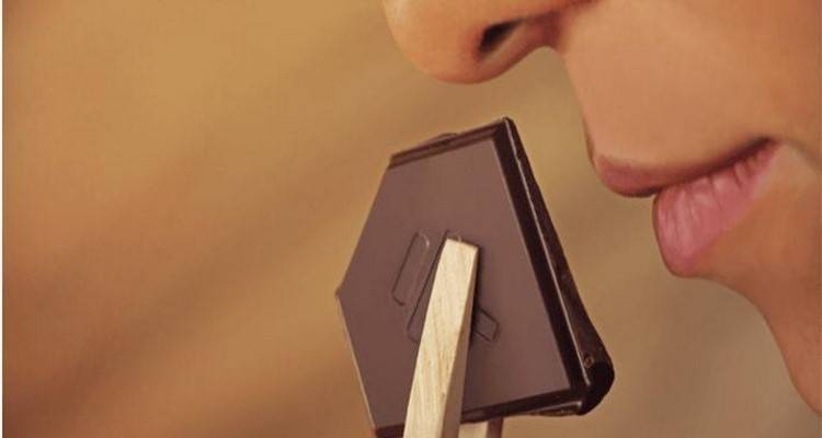 Η πιο ακριβή σοκολάτα στον κόσμο κοστίζει 260 δολάρια και τρώγεται με ξυλάκια (photos)