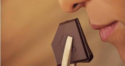 Η πιο ακριβή σοκολάτα στον κόσμο κοστίζει 260 δολάρια και τρώγεται με ξυλάκια (photos)