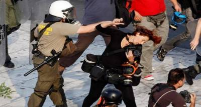 Στον Υπουργό Δημόσιας Τάξης ο ξυλοδαρμός δημοσιογράφου από αστυνομικούς στη Μυτιλήνη