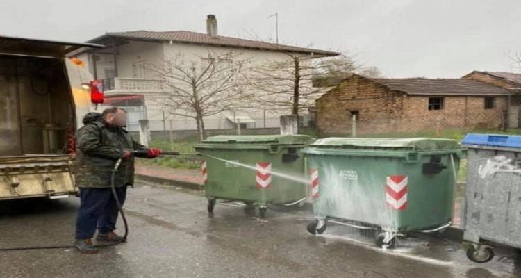 Ξεκινάει η πλύση των κάδων σκουπιδιών