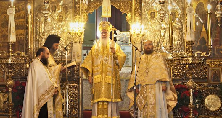Ι.Ν. Αγίας Τριάδας Μύρινας: Η πρώτη Αρχιερατική Θεία Λειτουργία για το νέο έτος (photos)
