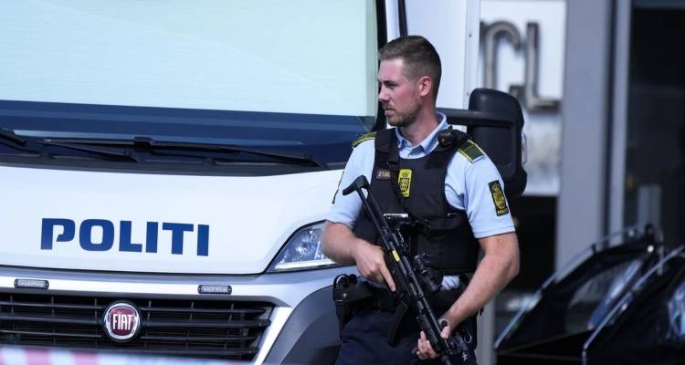 &Delta;&alpha;&nu;ί&alpha;: &Delta;ύ&omicron; &epsilon;&kappa;&rho;ή&xi;&epsilon;&iota;&sigmaf; &kappa;&omicron;&nu;&tau;ά &sigma;&tau;&eta;&nu; &iota;&sigma;&rho;&alpha;&eta;&lambda;&iota;&nu;ή &pi;&rho;&epsilon;&sigma;&beta;&epsilon;ί&alpha; &sigma;&tau;&eta;&nu; &Kappa;&omicron;&pi;&epsilon;&gamma;&chi;ά&gamma;&eta;