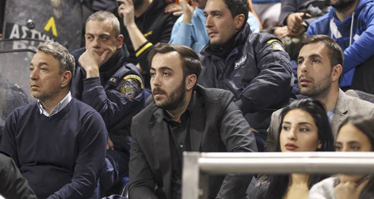 &Sigma;&pi;ύ&rho;&omicron;&sigmaf; &Mu;&pi;&omicron;ύ&mu;&pi;&omicron;&upsilon;&rho;&alpha;&sigmaf;: &laquo;&Mu;&epsilon; &alpha;&gamma;ά&pi;&eta; &gamma;&iota;&alpha; &tau;&eta; &Lambda;ή&mu;&nu;&omicron;&raquo;