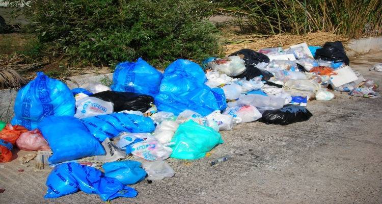Παράπονα δημοτών για συσσώρευση σκουπιδιών σε γειτονιές της Μύρινας