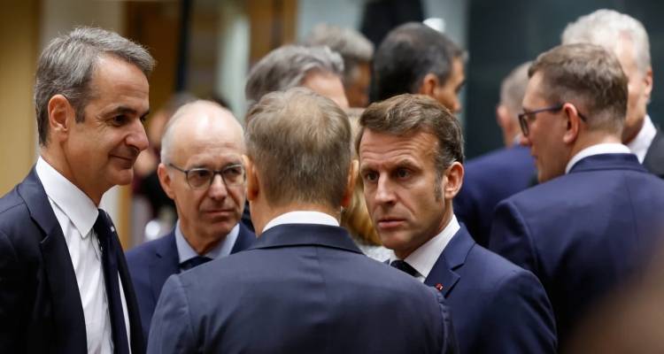 &Eta; &Epsilon;&Epsilon; &laquo;&alpha;&pi;&alpha;&nu;&tau;ά&raquo; &sigma;&tau;&omicron;&nu; &Tau;&rho;&alpha;&mu;&pi; &gamma;&iota;&alpha; &tau;&eta; &Gamma;&rho;&omicron;&iota;&lambda;&alpha;&nu;&delta;ί&alpha;, &alpha;&pi;ό&psi;&epsilon; &eta; &Sigma;ύ&nu;&omicron;&delta;&omicron;&sigmaf; &Kappa;&omicron;&rho;&upsilon;&phi;ή&sigmaf;: &Tau;&alpha; &tau;&rho;ί&alpha; &delta;&iota;&alpha;&phi;&omicron;&rho;&epsilon;&tau;&iota;&kappa;ά &mu;&pi;&lambda;&omicron;&kappa;, &tau;&iota; &lambda;έ&nu;&epsilon; &gamma;&iota;&alpha; &tau;&omicron; &Sigma;&upsilon;&mu;&beta;&omicron;ύ&lambda;&iota;&omicron; &Epsilon;&iota;&rho;ή&nu;&eta;&sigmaf;