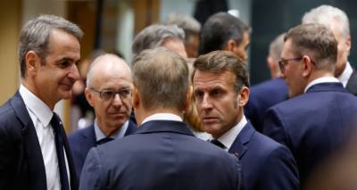 &Eta; &Epsilon;&Epsilon; &laquo;&alpha;&pi;&alpha;&nu;&tau;ά&raquo; &sigma;&tau;&omicron;&nu; &Tau;&rho;&alpha;&mu;&pi; &gamma;&iota;&alpha; &tau;&eta; &Gamma;&rho;&omicron;&iota;&lambda;&alpha;&nu;&delta;ί&alpha;, &alpha;&pi;ό&psi;&epsilon; &eta; &Sigma;ύ&nu;&omicron;&delta;&omicron;&sigmaf; &Kappa;&omicron;&rho;&upsilon;&phi;ή&sigmaf;: &Tau;&alpha; &tau;&rho;ί&alpha; &delta;&iota;&alpha;&phi;&omicron;&rho;&epsilon;&tau;&iota;&kappa;ά &mu;&pi;&lambda;&omicron;&kappa;, &tau;&iota; &lambda;έ&nu;&epsilon; &gamma;&iota;&alpha; &tau;&omicron; &Sigma;&upsilon;&mu;&beta;&omicron;ύ&lambda;&iota;&omicron; &Epsilon;&iota;&rho;ή&nu;&eta;&sigmaf;