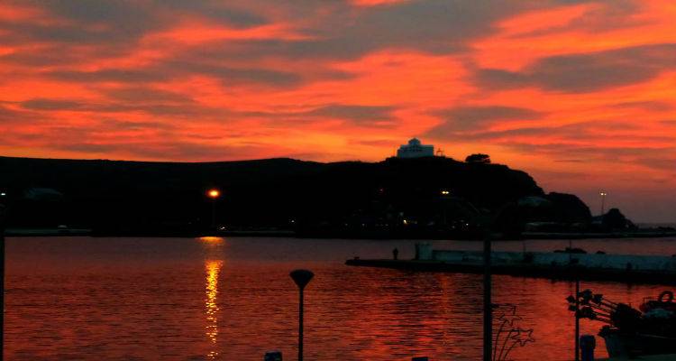 O &omicron;&upsilon;&rho;&alpha;&nu;ό&sigmaf; &tau;&eta;&sigmaf; &Lambda;ή&mu;&nu;&omicron;&upsilon; &laquo;&beta;ά&phi;&tau;&eta;&kappa;&epsilon;&raquo; &kappa;ό&kappa;&kappa;&iota;&nu;&omicron;&sigmaf; (photos)