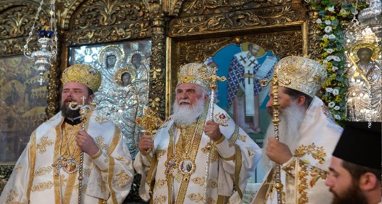 &Phi;&theta;&iota;ώ&tau;&iota;&delta;&omicron;&sigmaf; &Sigma;&upsilon;&mu;&epsilon;ώ&nu; &alpha;&pi;ό &Lambda;ή&mu;&nu;&omicron;: &laquo;&Chi;&omega;&rho;ί&sigmaf; Ά&gamma;&iota;&omicron; &Pi;&nu;&epsilon;ύ&mu;&alpha; &delta;&epsilon;&nu; &alpha;&lambda;&lambda;ά&zeta;&epsilon;&iota; &eta; &zeta;&omega;ή &mu;&alpha;&sigmaf;&raquo;