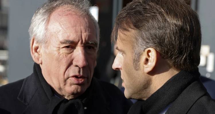 &Eta; &Gamma;&alpha;&lambda;&lambda;ί&alpha; &epsilon;&nu;ώ&pi;&iota;&omicron;&nu; &pi;&omicron;&lambda;&iota;&tau;&iota;&kappa;ή&sigmaf; &kappa;&rho;ί&sigma;&eta;&sigmaf;: &Eta; &epsilon;&kappa;&sigma;&tau;&rho;&alpha;&tau;&epsilon;ί&alpha; &laquo;&alpha;&sigma;&tau;&rho;&alpha;&pi;ή&raquo; &tau;&omicron;&upsilon; &Mu;&pi;&alpha;ϊ&rho;&omicron;ύ &gamma;&iota;&alpha; &psi;ή&phi;&omicron; &epsilon;&mu;&pi;&iota;&sigma;&tau;&omicron;&sigma;ύ&nu;&eta;&sigmaf; &kappa;&alpha;&iota; &tau;&omicron; &delta;ί&lambda;&eta;&mu;&mu;&alpha; &tau;&omicron;&upsilon; &Mu;&alpha;&kappa;&rho;ό&nu;