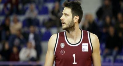 &Mu;&alpha;&nu;&omega;&lambda;ό&pi;&omicron;&upsilon;&lambda;&omicron;&sigmaf;: &laquo;&Nu;&alpha; &delta;&epsilon;ί&xi;&omicron;&upsilon;&mu;&epsilon; &alpha;&nu;&tau;ί&delta;&rho;&alpha;&sigma;&eta; &kappa;&alpha;&iota; &nu;&alpha; &gamma;&epsilon;&mu;ί&sigma;&epsilon;&iota; &xi;&alpha;&nu;ά &tau;&omicron; &gamma;ή&pi;&epsilon;&delta;&omicron;&raquo;