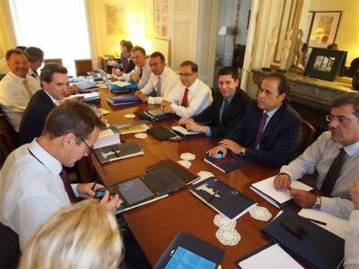 &Pi;&alpha;&rho;ί&sigma;&iota;: 11 ώ&rho;&epsilon;&sigmaf; &delta;&iota;&alpha;&pi;&rho;&alpha;&gamma;&mu;ά&tau;&epsilon;&upsilon;&sigma;&eta;&sigmaf; &mu;&epsilon; &tau;&eta;&nu; &tau;&rho;ό&iota;&kappa;&alpha;