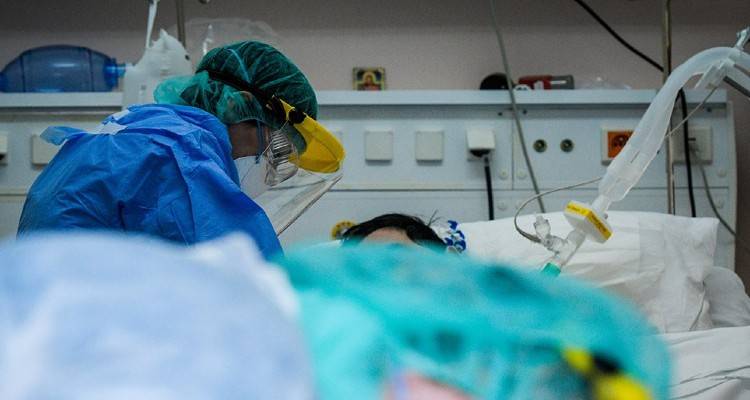 Σοκ με άλλους 103 θανάτους και 540 διασωληνωμένους | Στα 1498 τα κρούσματα