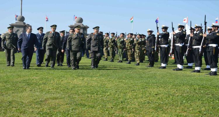 &Alpha;&nu;&omicron;ί&gamma;&epsilon;&iota; &alpha;ύ&rho;&iota;&omicron; &eta; &alpha;&upsilon;&lambda;&alpha;ί&alpha; &gamma;&iota;&alpha; &tau;&iota;&sigmaf; &epsilon;&kappa;&delta;&eta;&lambda;ώ&sigma;&epsilon;&iota;&sigmaf; &laquo;ANZAC&raquo; &sigma;&tau;&eta; &Lambda;ή&mu;&nu;&omicron; | &Tau;&omicron; &epsilon;&pi;ί&sigma;&eta;&mu;&omicron; &pi;&rho;ό&gamma;&rho;&alpha;&mu;&mu;&alpha; (mp3)