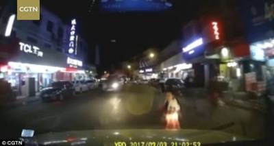 &Gamma;&omicron;&nu;&epsilon;ί&sigmaf;-&tau;έ&rho;&alpha;&tau;&alpha; &laquo;&sigma;&pi;&rho;ώ&chi;&nu;&omicron;&upsilon;&nu;&raquo; &tau;&omicron; &pi;&alpha;&iota;&delta;ί &tau;&omicron;&upsilon;&sigmaf; &sigma;&tau;&iota;&sigmaf; &rho;ό&delta;&epsilon;&sigmaf; &alpha;&upsilon;&tau;&omicron;&kappa;&iota;&nu;ή&tau;&omicron;&upsilon; &gamma;&iota;&alpha; &nu;&alpha; &pi;ά&rho;&omicron;&upsilon;&nu; &alpha;&pi;&omicron;&zeta;&eta;&mu;ί&omega;&sigma;&eta; (video)