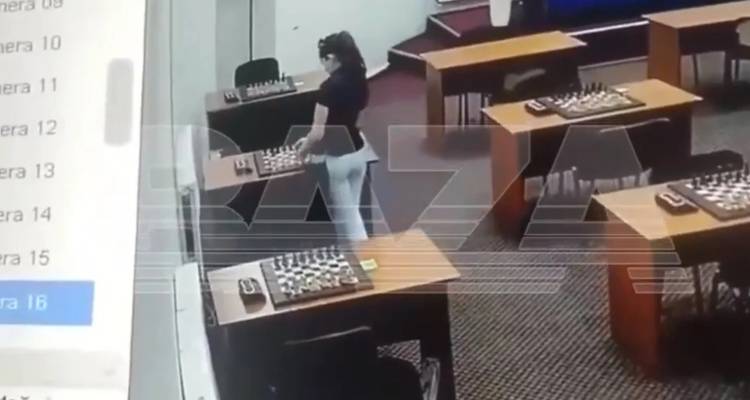 &Rho;&omega;&sigma;ί&alpha;: &Pi;&rho;&omega;&tau;&alpha;&theta;&lambda;ή&tau;&rho;&iota;&alpha; &sigma;&kappa;&alpha;&kappa;&iota;&omicron;ύ &pi;&rho;&omicron;&sigma;&pi;ά&theta;&eta;&sigma;&epsilon; &nu;&alpha; &delta;&eta;&lambda;&eta;&tau;&eta;&rho;&iota;ά&sigma;&epsilon;&iota; &alpha;&nu;&tau;ί&pi;&alpha;&lambda;ό &tau;&eta;&sigmaf; -&Tau;&eta;&nu; &laquo;έ&pi;&iota;&alpha;&sigma;&epsilon;&raquo; &eta; &kappa;ά&mu;&epsilon;&rho;&alpha; &alpha;&sigma;&phi;&alpha;&lambda;&epsilon;ί&alpha;&sigmaf; [&beta;ί&nu;&tau;&epsilon;&omicron;]