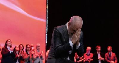 &Omicron;&iota; &alpha;&nu;&alpha;&rho;&tau;ή&sigma;&epsilon;&iota;&sigmaf; &tau;&omicron;&upsilon; Έ&nu;&tau;&iota; &Rho;ά&mu;&alpha; &mu;&epsilon;&tau;ά &tau;&eta;&nu; &omicron;&mu;&iota;&lambda;ί&alpha; &sigma;&tau;&eta;&nu; &Alpha;&theta;ή&nu;&alpha; -&laquo;&Mu;&iota;&alpha; &alpha;&xi;έ&chi;&alpha;&sigma;&tau;&eta; &alpha;&lambda;&beta;&alpha;&nu;&iota;&kappa;ή &mu;έ&rho;&alpha;&raquo;