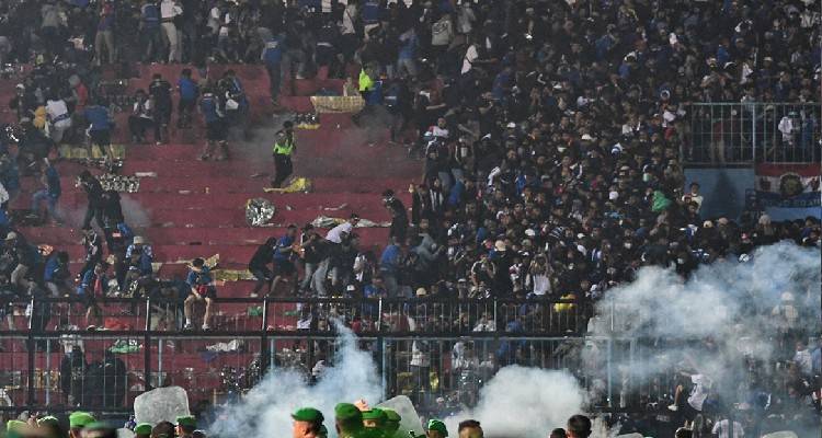 &Tau;&rho;&alpha;&gamma;&omega;&delta;ί&alpha; &sigma;&epsilon; &mu;&alpha;&tau;&sigmaf; &pi;&omicron;&delta;&omicron;&sigma;&phi;&alpha;ί&rho;&omicron;&upsilon; &sigma;&tau;&eta;&nu; &Iota;&nu;&delta;&omicron;&nu;&eta;&sigma;ί&alpha;: &Pi;ά&nu;&omega; &alpha;&pi;ό 174 &nu;&epsilon;&kappa;&rho;&omicron;ί &mu;&epsilon;&tau;ά &alpha;&pi;ό &epsilon;&iota;&sigma;&beta;&omicron;&lambda;ή &omicron;&pi;&alpha;&delta;ώ&nu; &sigma;&epsilon; &gamma;ή&pi;&epsilon;&delta;&omicron;