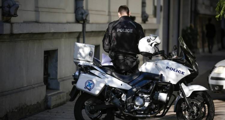 Θεσσαλονίκη: Aπείλησε ότι θα σκοτώσει την 16χρονη σύντροφό του επειδή απάντησε στο κινητό της ο κολλητός του