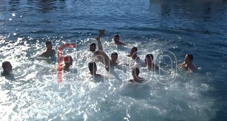 &Lambda;ή&mu;&nu;&omicron;&sigmaf;: &Omicron; &Alpha;&gamma;&iota;&alpha;&sigma;&mu;ό&sigmaf; &tau;&omega;&nu; &upsilon;&delta;ά&tau;&omega;&nu; &sigma;&tau;&eta; &Mu;ύ&rho;&iota;&nu;&alpha; (photos &amp; video)