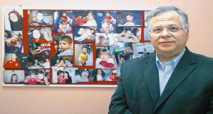 &Sigma;&pi;ί&tau;&iota; &kappa;&alpha;&iota; &sigma;&tau;&eta; &Lambda;έ&sigma;&beta;&omicron; &gamma;&iota;&alpha; &tau;&omicron; &laquo;&Chi;&alpha;&mu;ό&gamma;&epsilon;&lambda;&omicron; &tau;&omicron;&upsilon; &Pi;&alpha;&iota;&delta;&iota;&omicron;ύ&raquo;