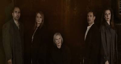 &Eta; &Epsilon;&lambda;έ&nu;&eta; &Rho;&omicron;&delta;ά &sigma;&tau;&omicron;&nu; FM100 &lambda;ί&gamma;&omicron; &pi;&rho;&iota;&nu; &tau;&eta;&nu; &pi;&alpha;&rho;ά&sigma;&tau;&alpha;&sigma;&eta; &laquo;&Mu;&iota;&kappa;&rho;&alpha;&sigma;ί&alpha;&raquo; | &laquo;&Pi;ά&nu;&tau;&alpha; ή&theta;&epsilon;&lambda;&alpha; &nu;&alpha; έ&rho;&theta;&omega; &sigma;&tau;&eta; &Lambda;ή&mu;&nu;&omicron;&raquo; (audio)