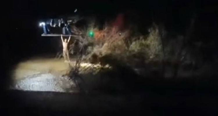 &Delta;&rho;&alpha;&mu;&alpha;&tau;&iota;&kappa;ή &delta;&iota;ά&sigma;&omega;&sigma;&eta; &mu;έ&sigma;&alpha; &alpha;&pi;ό &lambda;ί&mu;&nu;&eta;: &Kappa;&rho;&epsilon;&mu;ά&sigma;&tau;&eta;&kappa;&epsilon; &sigma;&tau;&omicron; &laquo;&pi;έ&delta;&iota;&lambda;&omicron;&raquo; &tau;&omicron;&upsilon; &epsilon;&lambda;&iota;&kappa;&omicron;&pi;&tau;έ&rho;&omicron;&upsilon; &gamma;&iota;&alpha; &nu;&alpha; &sigma;&omega;&theta;&epsilon;ί