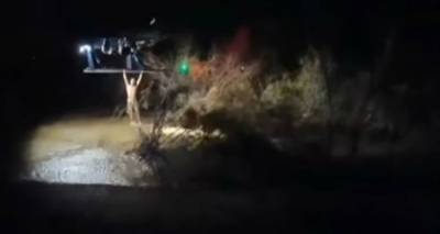 &Delta;&rho;&alpha;&mu;&alpha;&tau;&iota;&kappa;ή &delta;&iota;ά&sigma;&omega;&sigma;&eta; &mu;έ&sigma;&alpha; &alpha;&pi;ό &lambda;ί&mu;&nu;&eta;: &Kappa;&rho;&epsilon;&mu;ά&sigma;&tau;&eta;&kappa;&epsilon; &sigma;&tau;&omicron; &laquo;&pi;έ&delta;&iota;&lambda;&omicron;&raquo; &tau;&omicron;&upsilon; &epsilon;&lambda;&iota;&kappa;&omicron;&pi;&tau;έ&rho;&omicron;&upsilon; &gamma;&iota;&alpha; &nu;&alpha; &sigma;&omega;&theta;&epsilon;ί