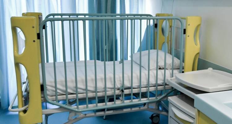 &Rho;ό&delta;&omicron;&sigmaf;: Έ&phi;&upsilon;&gamma;&epsilon; &alpha;&pi;ό &tau;&eta; &zeta;&omega;ή 5&chi;&rho;&omicron;&nu;&omicron; &kappa;&omicron;&rho;ί&tau;&sigma;&iota; &mu;&epsilon;&tau;ά &alpha;&pi;ό &nu;&omicron;&sigma;&eta;&lambda;&epsilon;ί&alpha; 20 &eta;&mu;&epsilon;&rho;ώ&nu; - &Pi;&rho;&iota;&nu; &chi;&rho;ό&nu;&iota;&alpha; &epsilon;ί&chi;&epsilon; &pi;&epsilon;&theta;ά&nu;&epsilon;&iota; &kappa;&alpha;&iota; &eta; &alpha;&delta;&epsilon;&rho;&phi;ή &tau;&eta;&sigmaf;