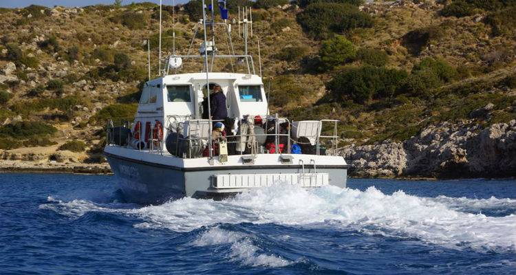 &Tau;&rho;&alpha;&gamma;&omega;&delta;ί&alpha; &sigma;&tau;&omicron; &Kappa;&alpha;&sigma;&tau;&epsilon;&lambda;ό&rho;&iota;&zeta;&omicron;: 9&chi;&rho;&omicron;&nu;&omicron; &kappa;&omicron;&rho;ί&tau;&sigma;&iota; &pi;έ&theta;&alpha;&nu;&epsilon; &alpha;&phi;&omicron;ύ &delta;&iota;&alpha;&sigma;ώ&theta;&eta;&kappa;&epsilon; &alpha;&pi;ό &sigma;&kappa;ά&phi;&omicron;&sigmaf; &tau;&eta;&sigmaf; Frontex