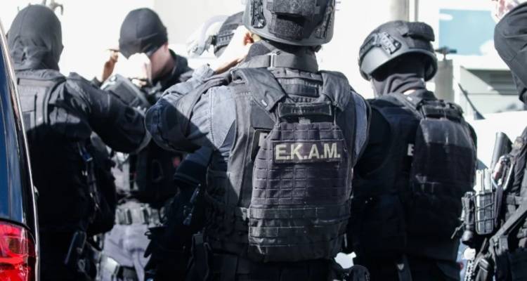 &Kappa;&rho;ή&tau;&eta;: &Pi;ώ&sigmaf; &delta;&rho;&omicron;ύ&sigma;&alpha;&nu; &theta;&epsilon;ί&omicron;&sigmaf; &kappa;&alpha;&iota; &alpha;&nu;&iota;&psi;&iota;&omicron;ί &pi;&omicron;&upsilon; ά&rho;&pi;&alpha;&zeta;&alpha;&nu; &chi;&omega;&rho;ά&phi;&iota;&alpha; &delta;&iota;ά &tau;&eta;&sigmaf; &beta;ί&alpha;&sigmaf; | &Pi;&rho;&omicron;&kappa;&alpha;&lambda;&omicron;ύ&sigma;&alpha;&nu; &zeta;&eta;&mu;&iota;έ&sigmaf; &sigma;&epsilon; &kappa;&alpha;&lambda;&lambda;&iota;έ&rho;&gamma;&epsilon;&iota;&epsilon;&sigmaf;, &epsilon;ί&chi;&alpha;&nu; &kappa;ά&psi;&epsilon;&iota; &Iota;&Chi;