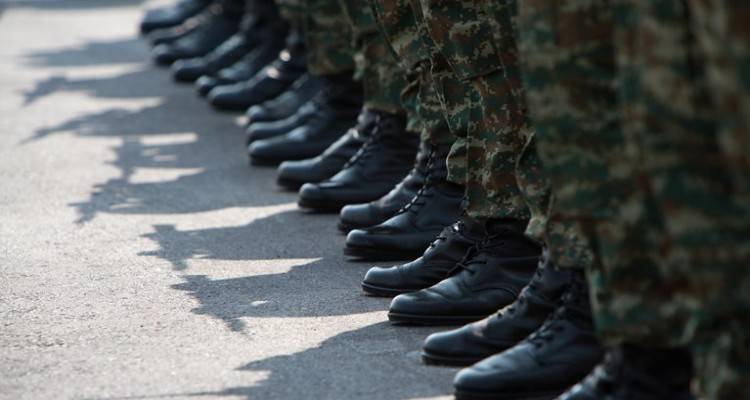 Κορωνοϊός: «Κόβονται» οι άδειες ορκωμοσίας για τους νεοσύλλεκτους