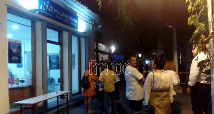 &Lambda;ή&mu;&nu;&omicron;&sigmaf; - &Pi;&rho;&iota;&nu; &alpha;&pi;ό &lambda;ί&gamma;&omicron;: &Omicron; FM 100 &sigma;&tau;&alpha; &gamma;&rho;&alpha;&phi;&epsilon;ί&alpha; &tau;&eta;&sigmaf; &Nu;έ&alpha;&sigmaf; &Delta;&eta;&mu;&omicron;&kappa;&rho;&alpha;&tau;ί&alpha;&sigmaf; (photos &amp; video)