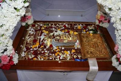 Πλήθος πιστών συρρέει απο το πρωί στους επιτάφιους της Λήμνου