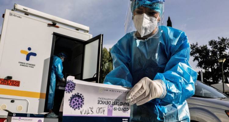 Σχολεία: Πώς θα γίνονται τα τεστ σε μαθητές και εκπαιδευτικούς | Νέες οδηγίες του υπουργείου Παιδείας
