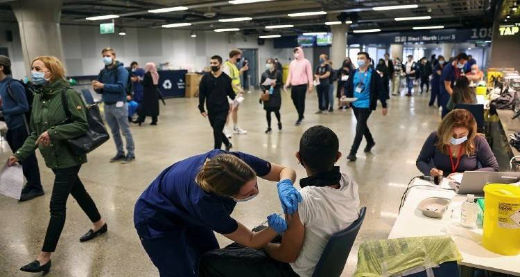 Ρεκόρ εμβολιασμών στη Βρετανία εν όψει καλοκαιρινών διακοπών