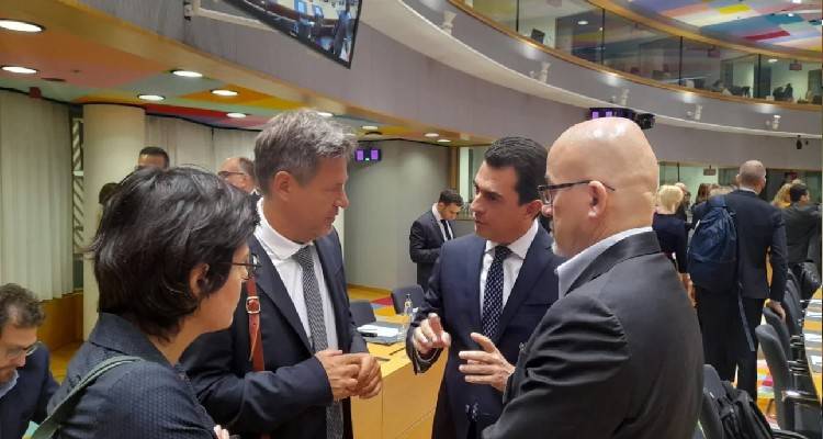 &Phi;&upsilon;&sigma;&iota;&kappa;ό &alpha;έ&rho;&iota;&omicron;: &laquo;&Mu;ά&chi;&eta;&raquo; &gamma;&iota;&alpha; &sigma;&upsilon;&mu;&phi;&omega;&nu;ί&alpha; &sigma;&tau;&omicron; &pi;&lambda;&alpha;&phi;ό&nu;, &sigma;ή&mu;&epsilon;&rho;&alpha;, &sigma;&tau;&omicron; &sigma;&upsilon;&mu;&beta;&omicron;ύ&lambda;&iota;&omicron; &upsilon;&pi;&omicron;&upsilon;&rho;&gamma;ώ&nu; &Epsilon;&nu;έ&rho;&gamma;&epsilon;&iota;&alpha;&sigmaf;