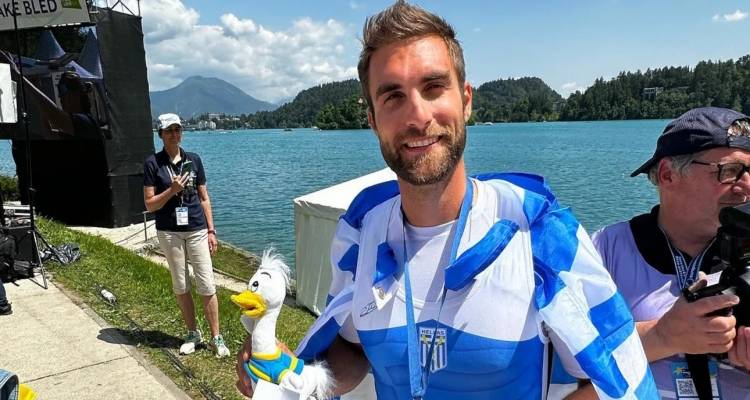 &Pi;&alpha;&gamma;&kappa;ό&sigma;&mu;&iota;&omicron;&sigmaf; &pi;&rho;&omega;&tau;&alpha;&theta;&lambda;&eta;&tau;ή&sigmaf; &omicron; &Nu;&tau;&omicron;ύ&sigma;&kappa;&omicron;&sigmaf;, &kappa;&alpha;&tau;έ&kappa;&tau;&eta;&sigma;&epsilon; &tau;&omicron; &chi;&rho;&upsilon;&sigma;ό &mu;&epsilon;&tau;ά&lambda;&lambda;&iota;&omicron; &sigma;&tau;&omicron; &sigma;&kappa;&iota;&phi; &tau;&eta;&sigmaf; &kappa;&omega;&pi;&eta;&lambda;&alpha;&sigma;ί&alpha;&sigmaf;