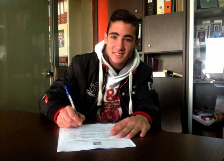 Ο Λημνιός Κυριάκος Ευαγγελιδάκης υπέγραψε το πρώτο του επαγγελματικό συμβόλαιο