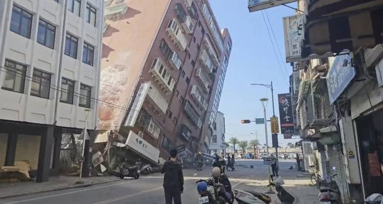 &Sigma;&epsilon;&iota;&sigma;&mu;ό&sigmaf; &sigma;&tau;&eta;&nu; &Tau;&alpha;ϊ&beta;ά&nu; - &Beta;ί&nu;&tau;&epsilon;&omicron;-&sigma;&omicron;&kappa;: &Eta; &sigma;&tau;&iota;&gamma;&mu;ή &pi;&omicron;&upsilon; 10ώ&rho;&omicron;&phi;&omicron; &kappa;&tau;ί&rho;&iota;&omicron; &kappa;&alpha;&tau;&alpha;&rho;&rho;έ&epsilon;&iota; &mu;&pi;&rho;&omicron;&sigma;&tau;ά &sigma;&epsilon; έ&nu;&tau;&rho;&omicron;&mu;&omicron;&upsilon;&sigmaf; &kappa;&alpha;&tau;&omicron;ί&kappa;&omicron;&upsilon;&sigmaf;