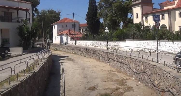 Μύρινα: Εργασίες καθαρισμού στο χείμαρρο της Αγίας Τριάδας