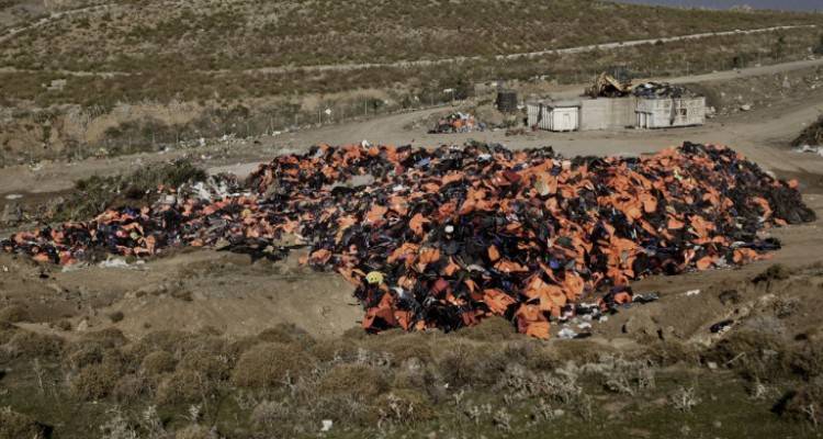 Λέσβος: Πρόστιμο 4.000 ευρώ σε Δήμο γιατί παράτησε τα σωσίβια προσφύγων