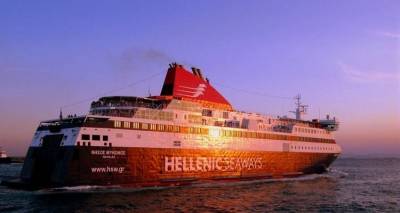 Λίγο μετα τις 3 το μεσημέρι το πλοίο Νήσος Μύκονος στη Λήμνο.