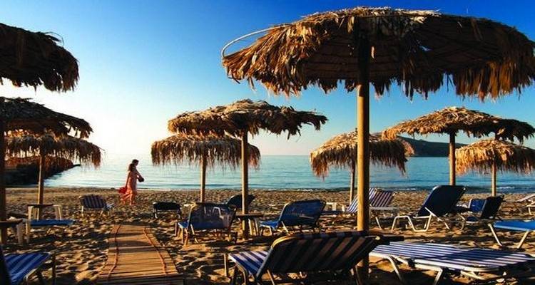 Τέλος οι ξαπλώστρες και τα τραπεζάκια πάνω στο κύμα