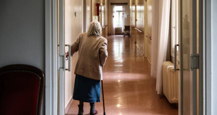 Κορωνοϊός: Θετικοί οι 12 από τους 122 που εξετάστηκαν στο γηροκομείο | Οι 10 ηλικιωμένοι